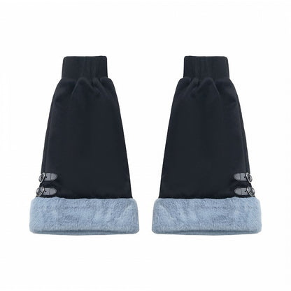 ブルー＆ブラックのプラッシュトリムレッグウォーマー（バックル付き）