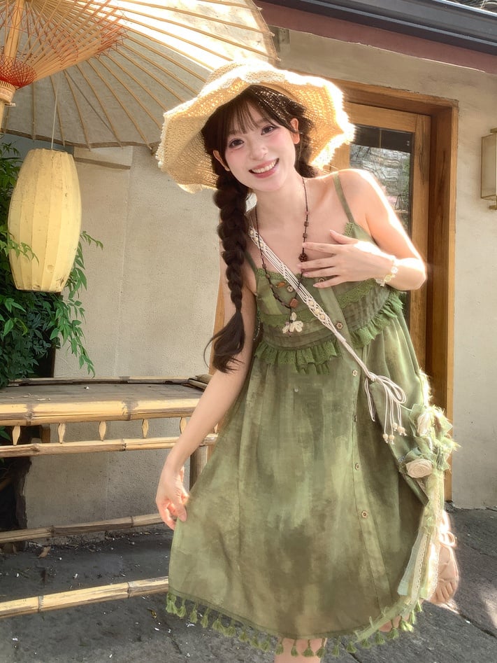 Grüner Ausschnitt des Mori Kei Cami-Kleides mit Quasten am Saum und Knöpfen