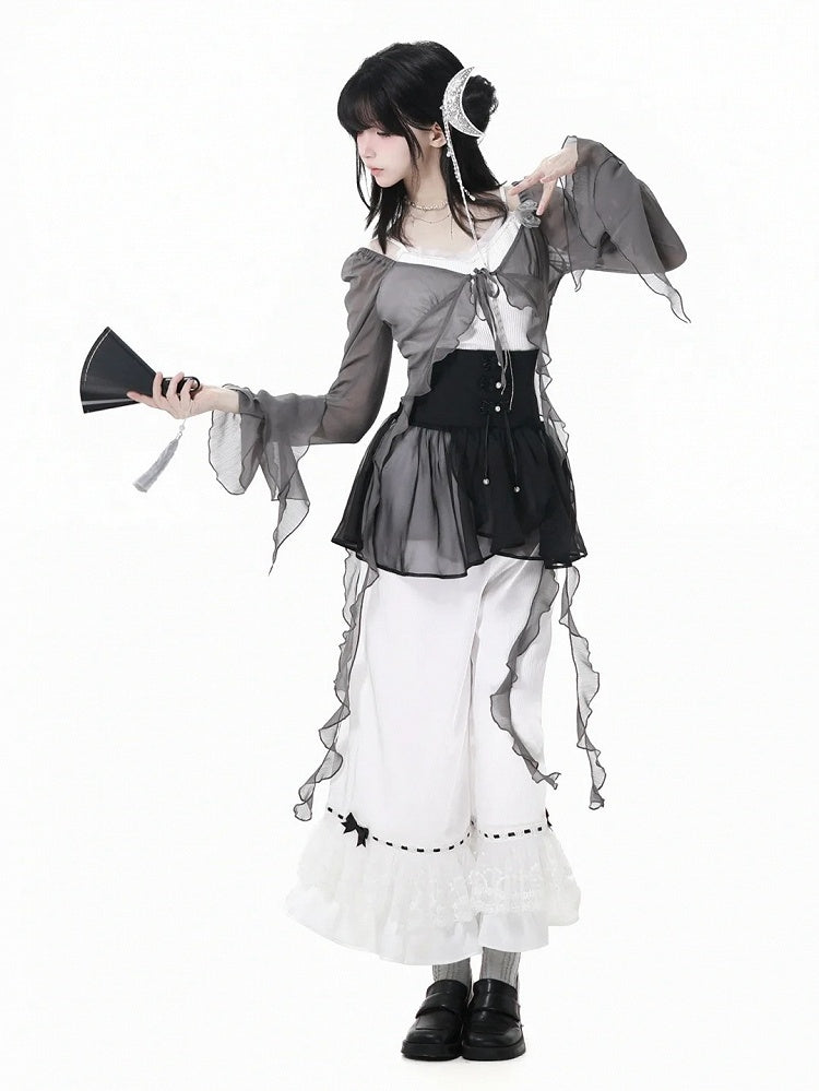 カスケードフリルアクセントのチャイナドレス、花柄ブローチ付きシフォントップス、グレー