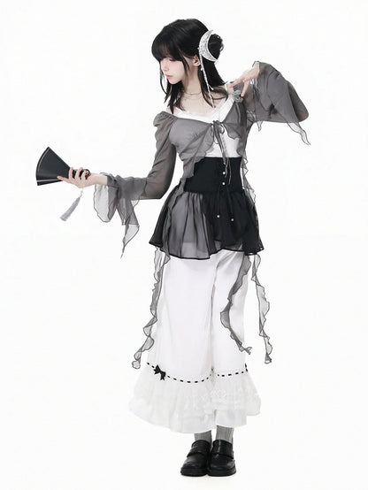 カスケードフリルアクセントのチャイナドレス、花柄ブローチ付きシフォントップス、グレー