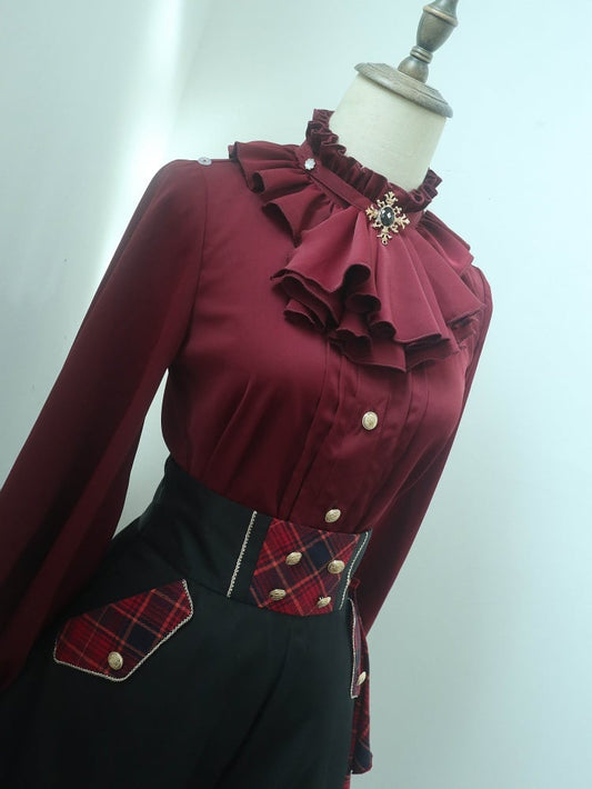 Rotes Ouji Lolita-Hemd mit Jabot-Kragen und Rüschenausschnitt und langen Ärmeln