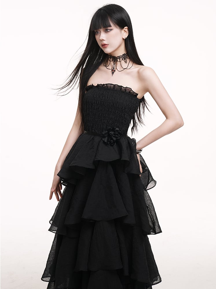 Schwarzes Ballkleid mit hoher Taille und Stufenrock aus Netzstoff