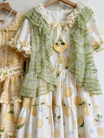 Grünes Tülltop mit Punkten und offener Knopfleiste