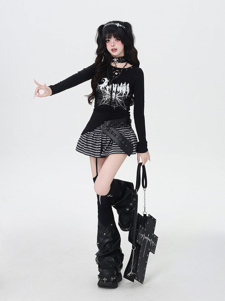 スパイダーウェブプリントのレースアップネックライン、アシンメトリーヘムのブラックトップス