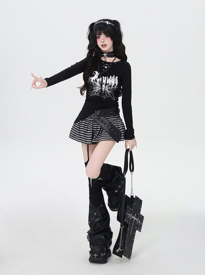 スパイダーウェブプリントのレースアップネックライン、アシンメトリーヘムのブラックトップス