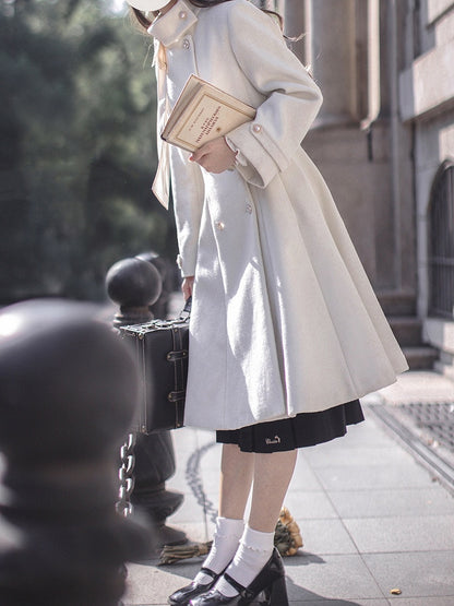 Zweireihiger eleganter weißer Swing-Mantel