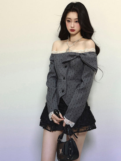 Graues, schulterfreies Top mit Punktmuster und Streifen