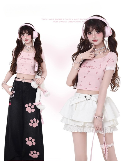 クロップド丈のスイートピンクラウンドネックリボンプリントTシャツ