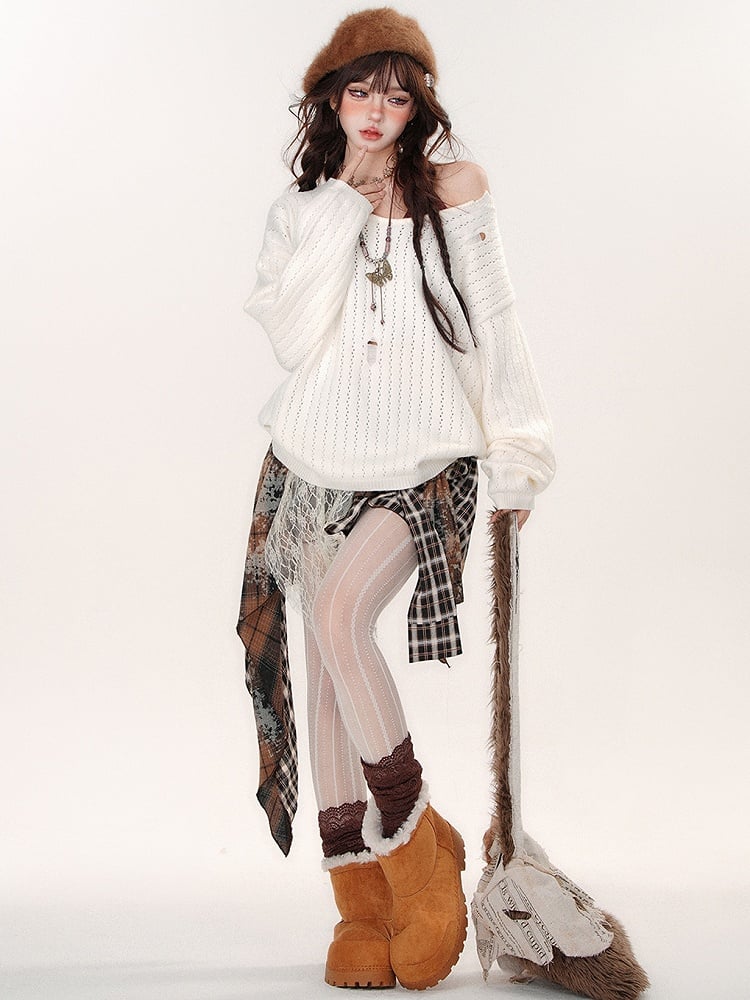 ダメージ加工の穴あきホワイトセーターとコーヒー色のホルターネックキャミソールトップスのセット