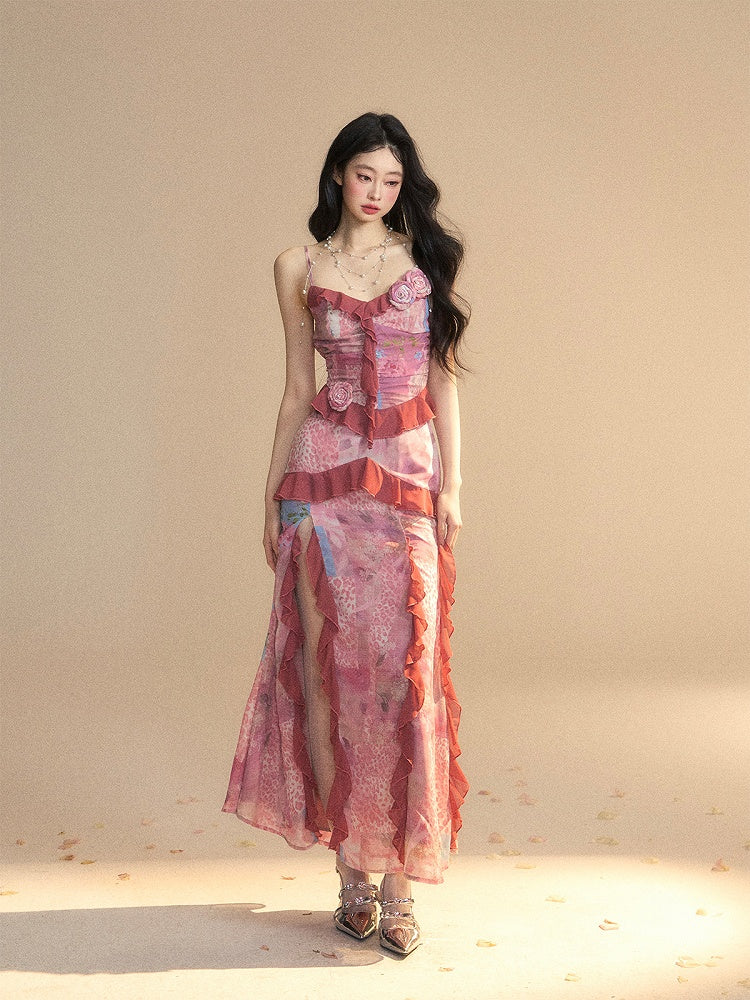 Seitenschlitz, florale Kontrastakzente, roter Saum, gerüschtes Chiffon-Unterkleid, rosa V-Ausschnitt