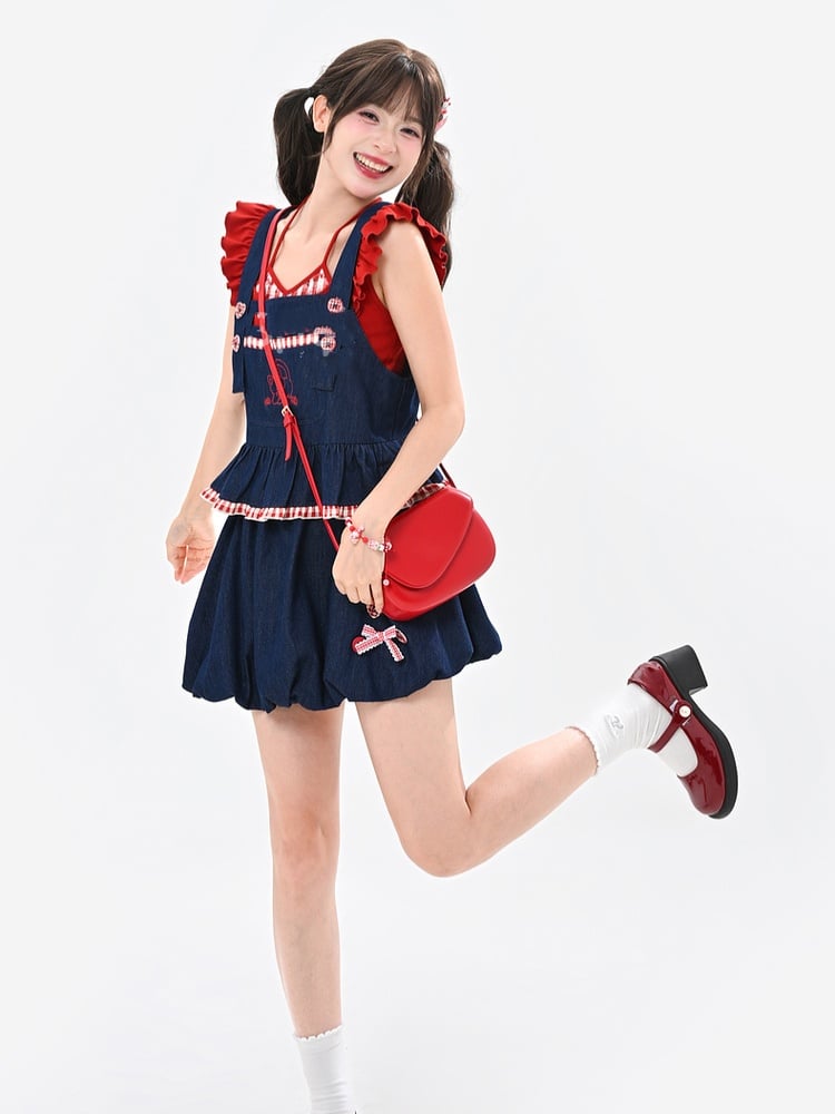 赤いチェック柄の裾、キティの刺繍ボタン、ハートのブルーのノースリーブトップス