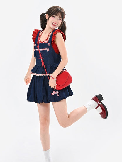 赤いチェック柄の裾、キティの刺繍ボタン、ハートのブルーのノースリーブトップス