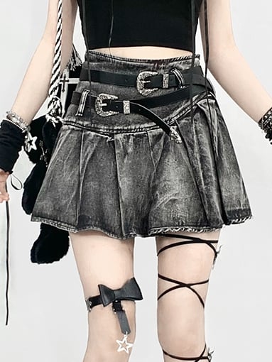 ウエストベルトがカワイイ、ダブルブラックのほろ苦いプリーツスカート