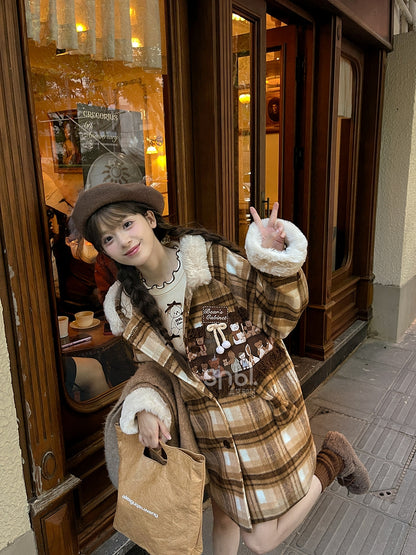 Brauner Wollmantel mit süßer Bären-Applikation und karierter Kapuze, lange Version