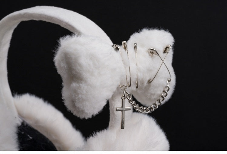 白いハンドメイドのクロスアンドピンとプラッシュボーンのイヤーマフ