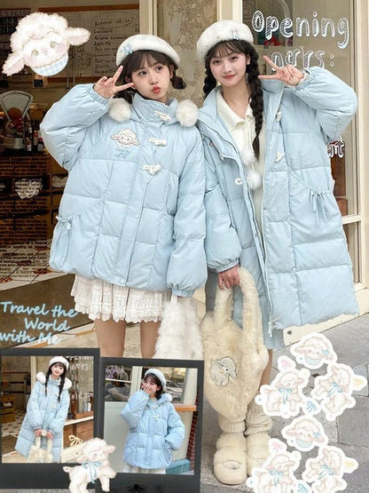 ブルーのキュートなラムアップリケの蝶結びディテールフード付きダウンコートロングバージョン