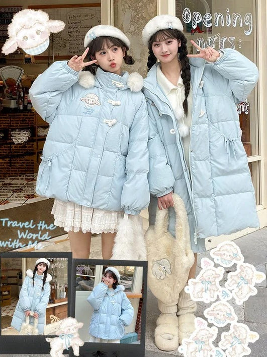 ブルーのキュートなラムアップリケの蝶結びディテールフード付きダウンコートロングバージョン