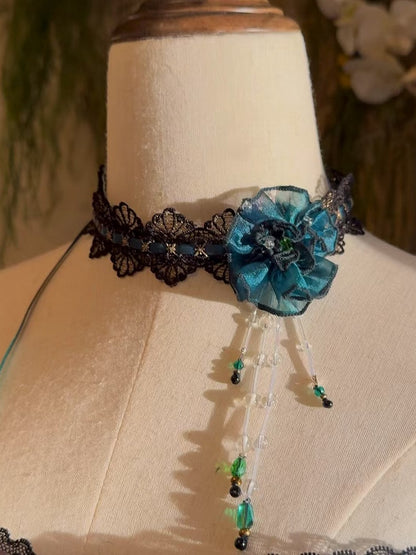 Grünes Blumenhalsband