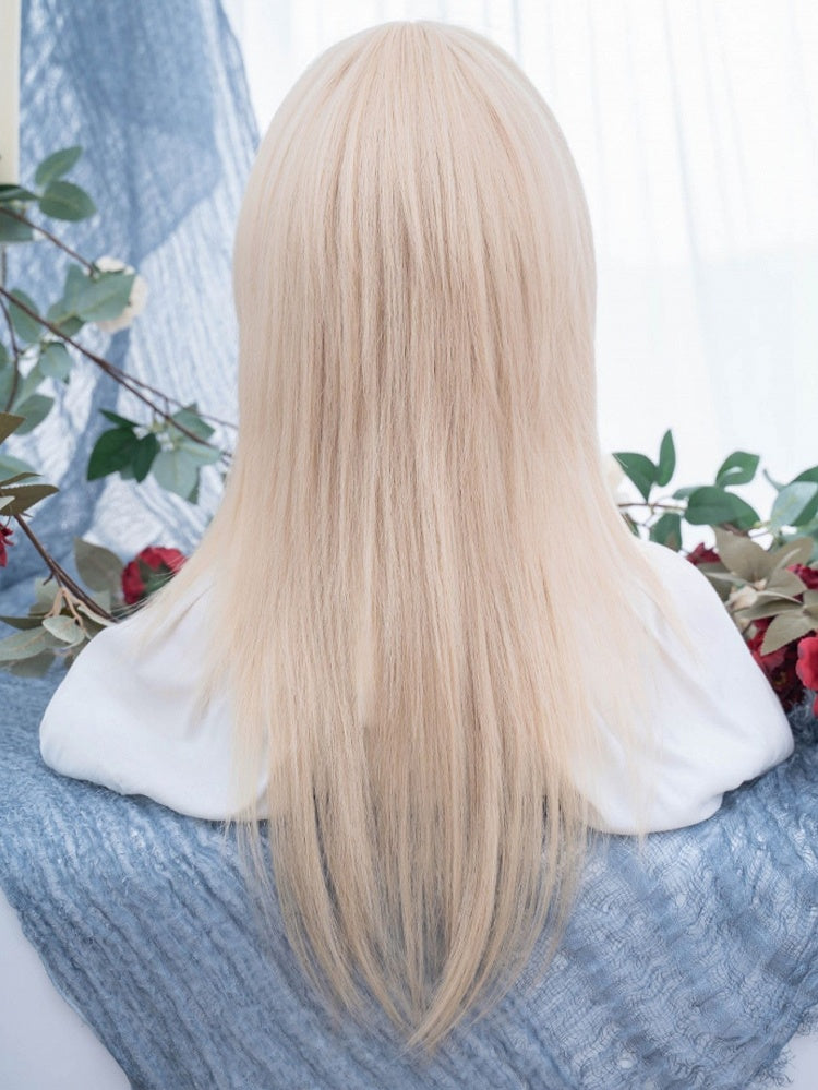 ライトブロンドのロングストレート合成ウィッグ（前髪付き）