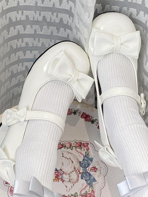 ミルクホワイトのリボン付きラウンドトゥ3.5cmブロックヒールのロリータシューズ