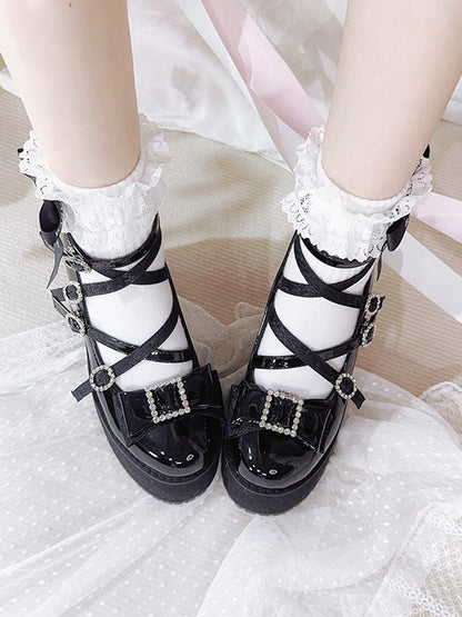 Polierte schwarze Plateauschuhe im Jirai Kei-Stil mit Strass und Schleife im Landmine-Stil