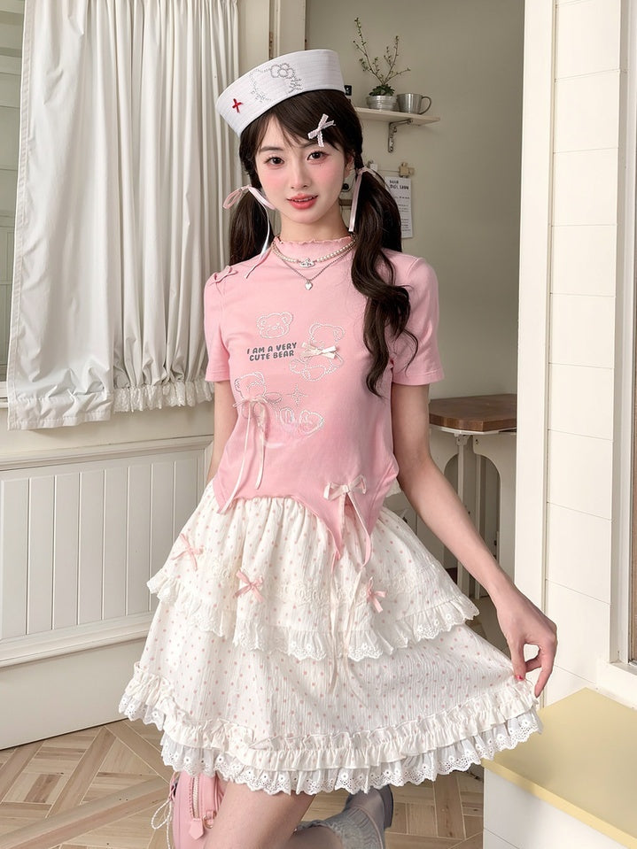 T-Shirt-Saum, gebogen, rosa Rüschen-Ausschnitt, Teddybär-Strasssteine, Schleifen-Akzente