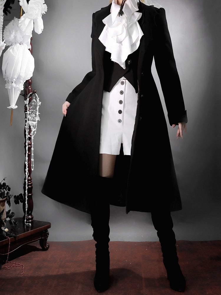 黒のカーブしたコウモリの羽根の形の襟のゴシックロリータコート