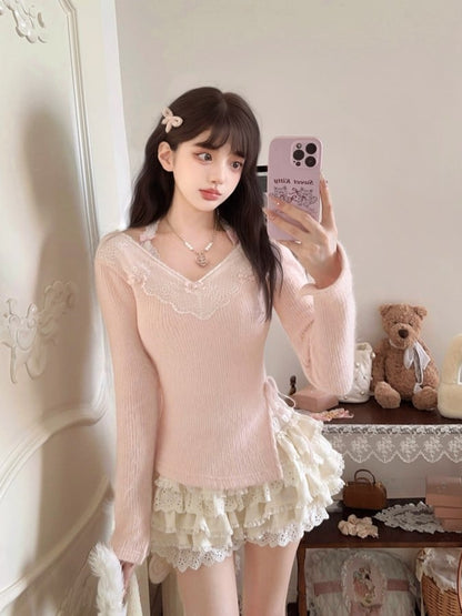 Rosa Strickpullover mit Schleifenakzenten und verspieltem Banddetail, V-Ausschnitt mit Spitzenbesatz