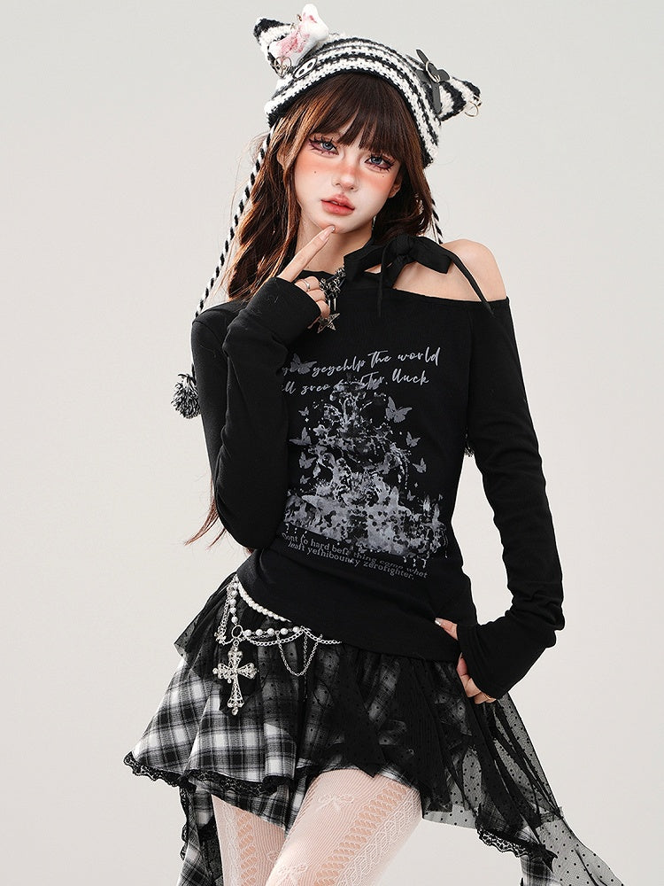 Schwarzes Oberteil mit Buchstaben und Schmetterlingen, asymmetrischem Ausschnitt und langen Ärmeln