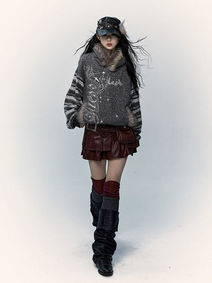 Schwarz-weißer Kapuzenpullover mit Plüschbesatz und gestreiften Ärmeln