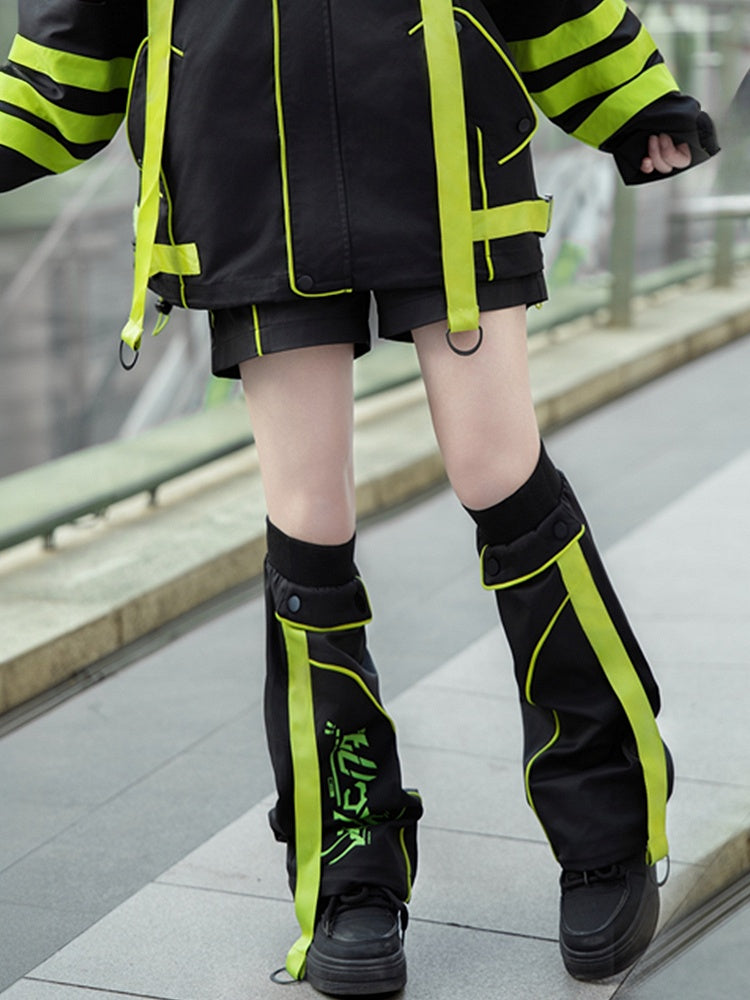黒と緑の未来的なテックウェア、ランドマインスタイルのストレートレッグショーツとフレアレッグウォーマー