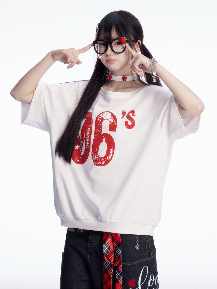 Weißes T-Shirt mit asymmetrischem Ausschnitt und Vintage-Zahlendruck
