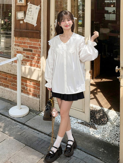 ホワイトのオーバーサイズレースカラー、フリル袖口、ゆったりブラウス