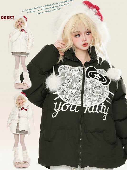 Schwarz/weiße Pufferjacke mit Kitty-Spitzenapplikation und Schleifendetails
