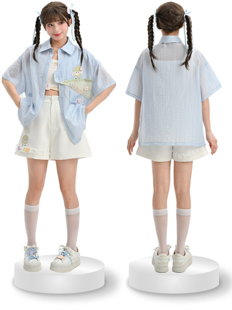 ラムライトブルーシャツネクタイ夢刺繍かわいい雲で飾られています