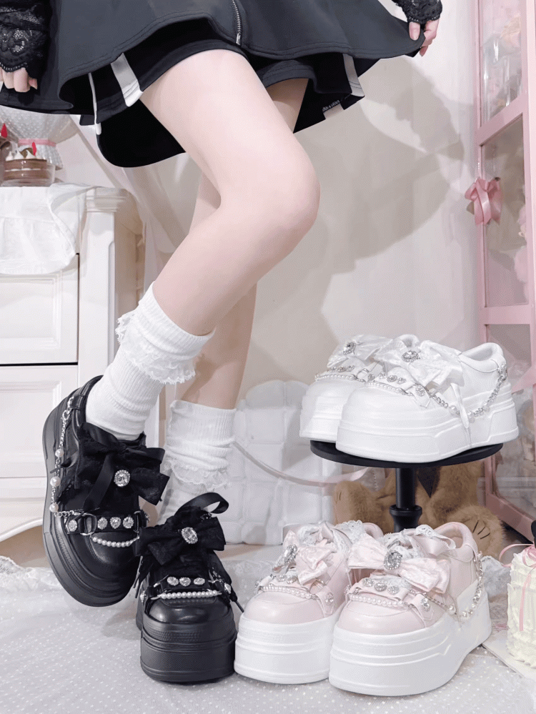 Plateau-Schleife, Jirai-Oberteil, Kettendetail, Strasssteine, klobige Sneakers, weiße Kei-Perlen