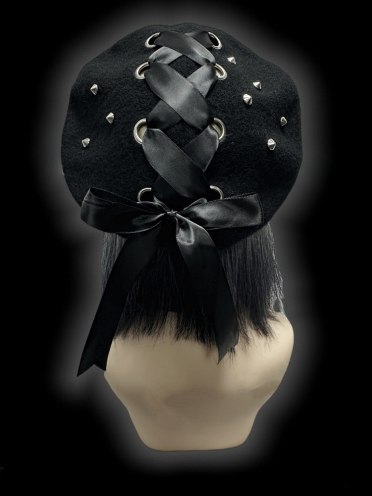 Schwarze Wollbaske mit Schnürdetail und Nieten im Y2K-Stil