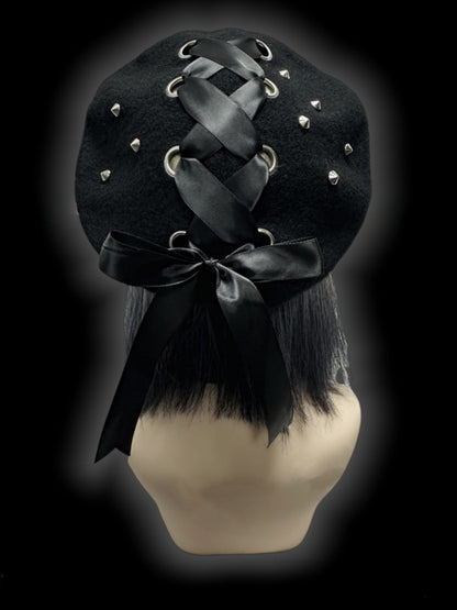 Schwarze Wollbaske mit Schnürdetail und Nieten im Y2K-Stil