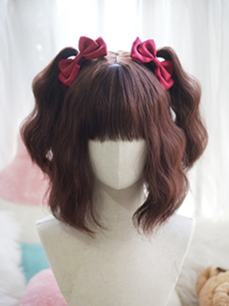 ダークブラウンの肩までの長さのウェーブウィッグ（前髪あり）