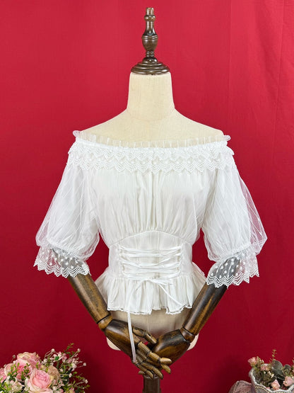 ショートネックラインの白いブラウス、伸縮性のある袖