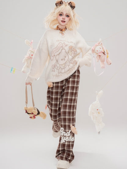 アプリコットのかわいいクマ柄モヘアのルーズセーター。フロントにカットアウトのディテール。