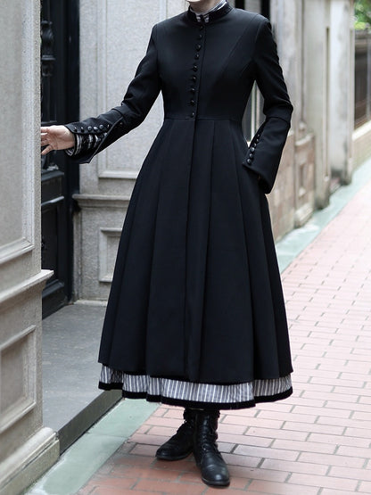 Schwarzer Mantel mit Stehkragen und langen Ärmeln