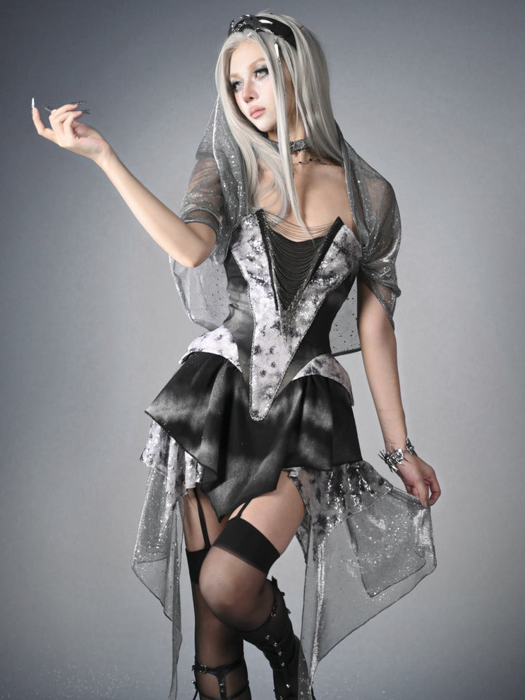 Futuristisches schwarzes Basken-Taillen-Metall-Y3K-Kapuzenkleid mit Taschentuch-Saumketten Cyberpunk-Modefront