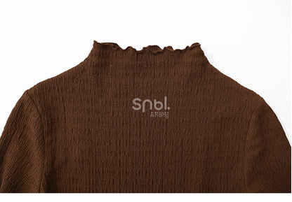 Braunes Oberteil mit Rüschenausschnitt und langen Ärmeln und Rüschensaum