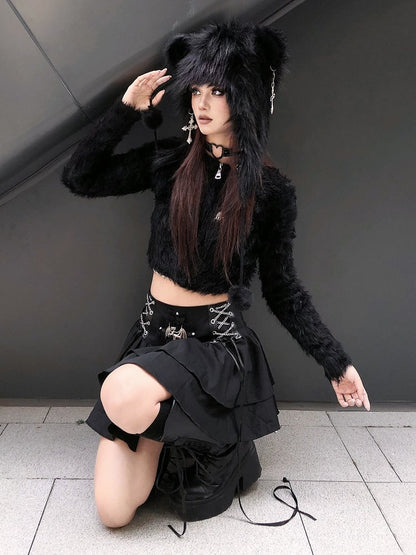 Punk-Plüschmütze mit schwarzen Tierohren und flauschigen Pompons