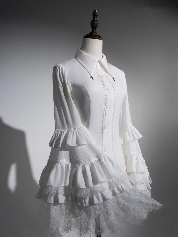 Weißes Gothic Lolita-Hemd mit Glockenärmeln und Kreuzanhänger und spitzem Kragen
