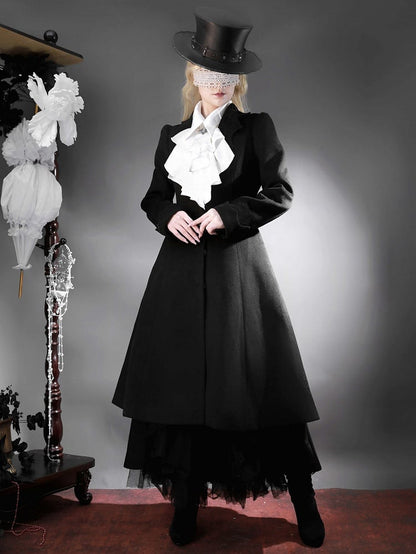 黒のカーブしたコウモリの羽根の形の襟のゴシックロリータコート