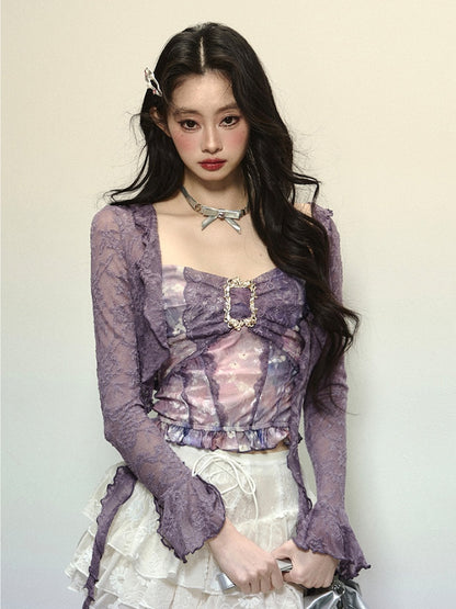 Lavendelfarbenes, halbtransparentes Spitzentop mit offener Knopfleiste