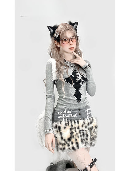 Graues Top mit Kreuzapplikation