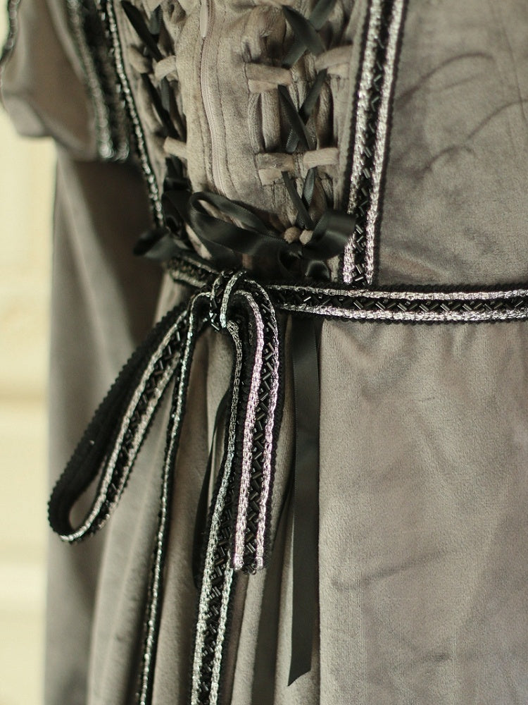 グレーのエンパイアウエスト、エレガントなロリータスクエアネックライン、ジュリエットスリーブ、ベルベットドレス